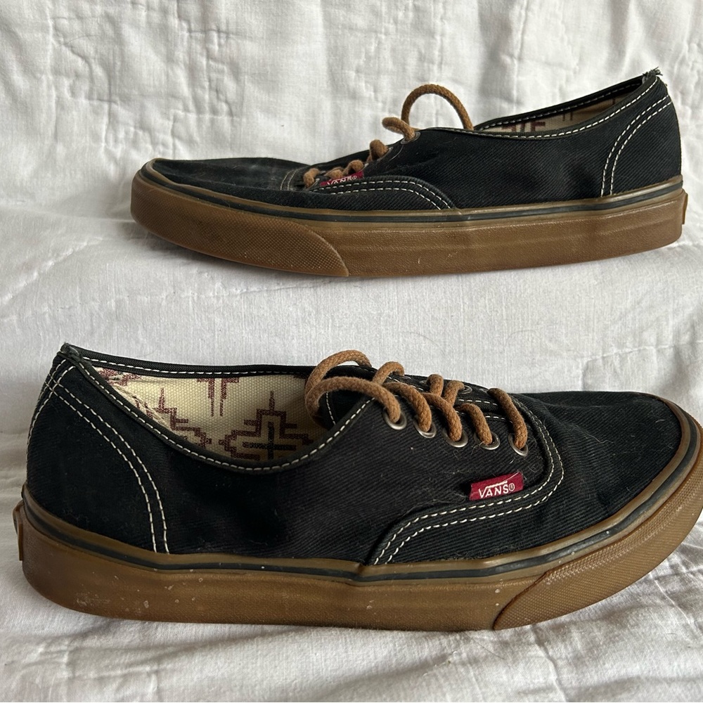 VANS Classic black canvas and gum shoe